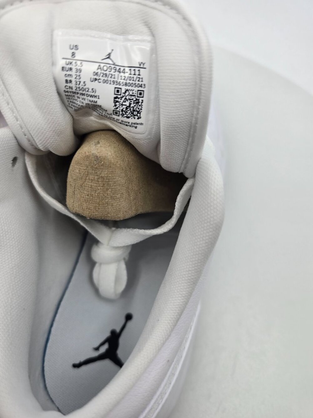WOMAN'S AIR JORDAN 1 LOW AO9944 111 / SIZE 8 - Picture 6 of 7